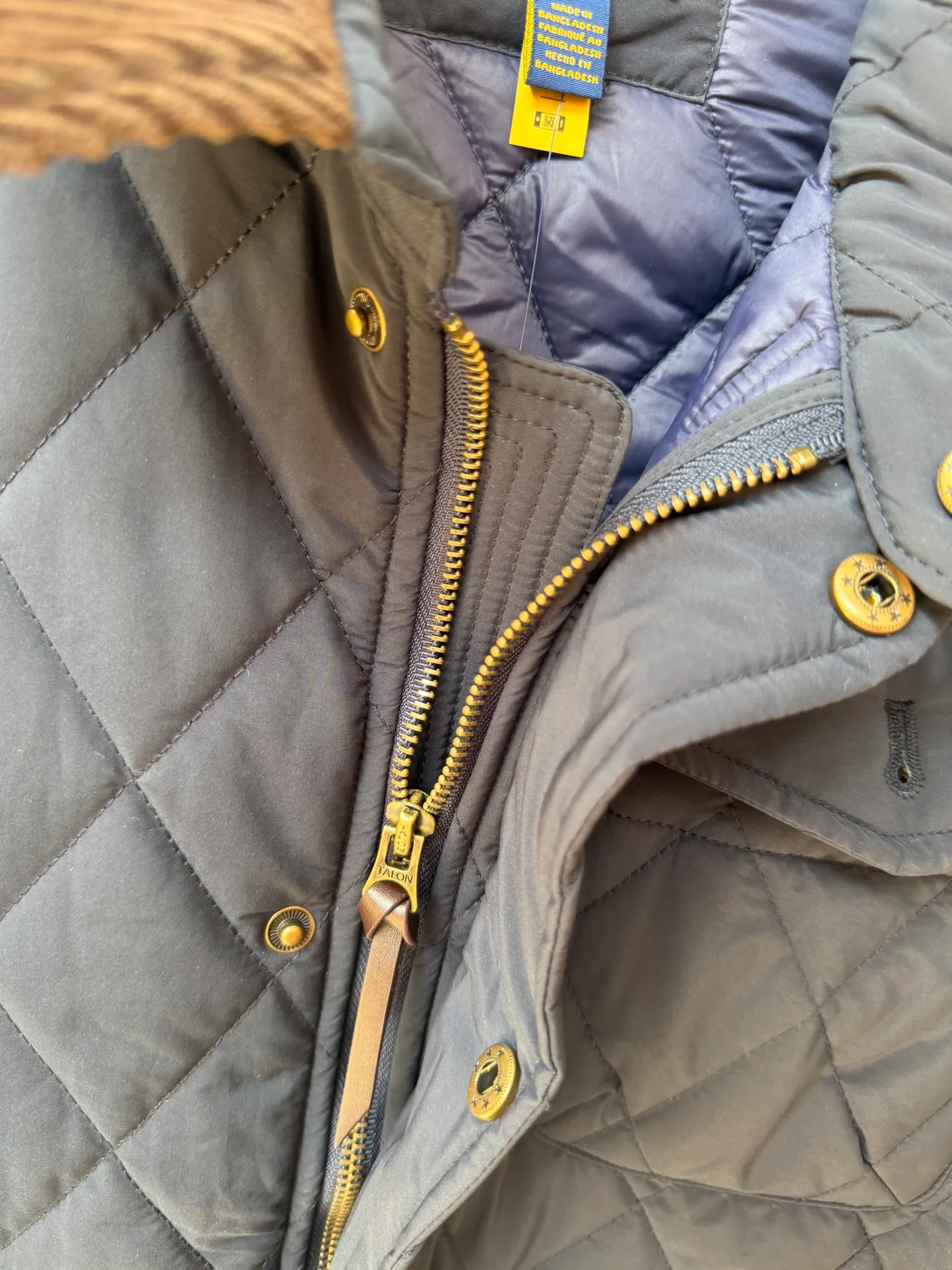 P430 Raff's new rhombus plaid workwear cotton jacket, customized hardware accessories, fine workmanship inside and outside to maintain the original details, simple version, old money style, casual matching, workmanship details restored, diamond grid stitching inside and outside fixed, collar and cuffs with corduroy to add matching attributes, shoulder chapters highlight the brand tonality, hem slit snap design is more matching attributes, full of details